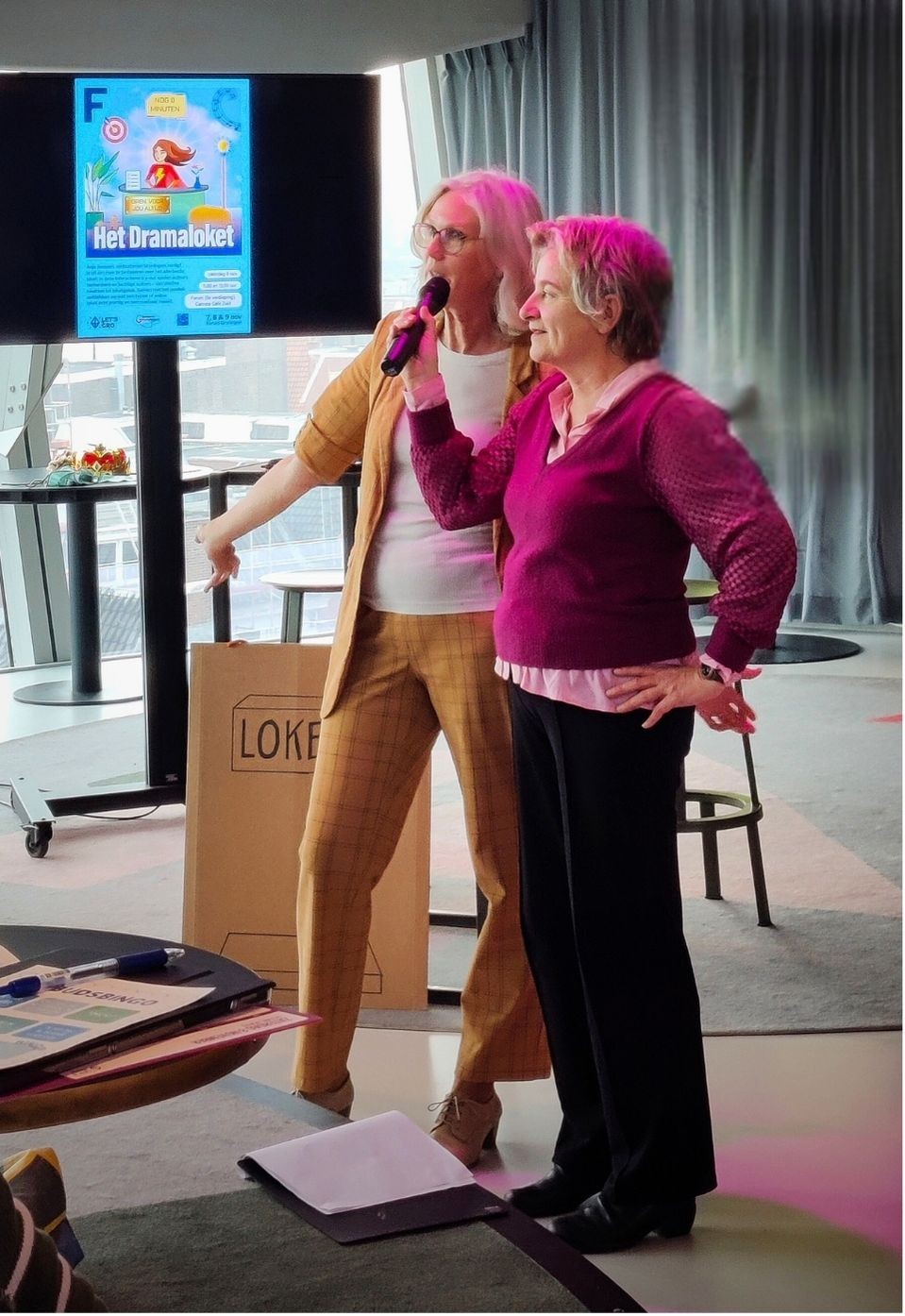 Anja Janssen in gesprek met presentator Alice Faber.