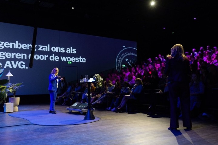 Foto van Aline Klingenberg voor publiek.