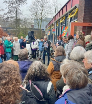 Beeld van de opening van de Oude Bieb, buiten op het plein.