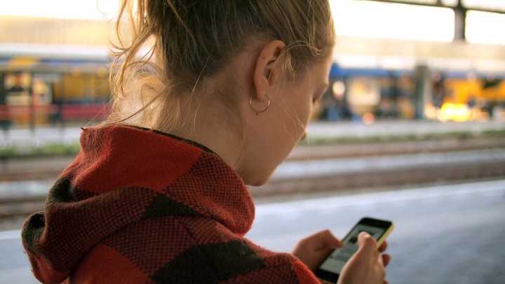 Foto van vrouw met smartphone en link naar pagina Ik heb een klacht