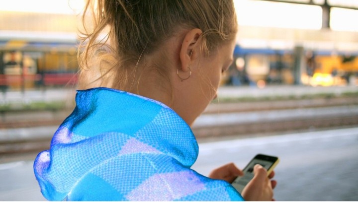 Foto van vrouw met smartphone leidt naar pagina Ik heb een klacht