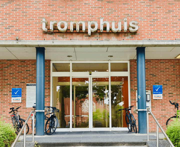 Foto ingang Tromphuis met link naar pagina Behandelt klachten over